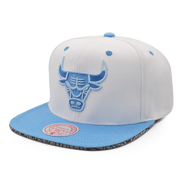 Chicago Bulls NBA Mitchell & Ness CONCRETE EDGE Snapback Hat - White/Carolina Blue