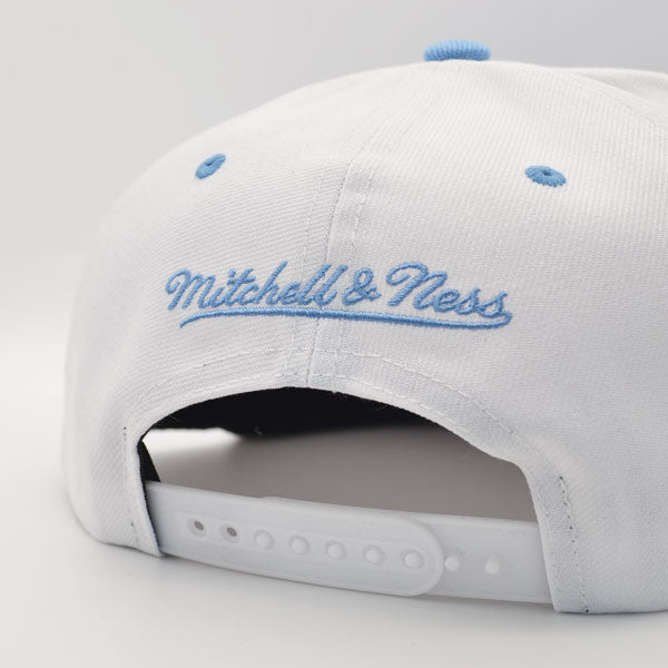 Chicago Bulls NBA Mitchell & Ness CONCRETE EDGE Snapback Hat - White/Carolina Blue